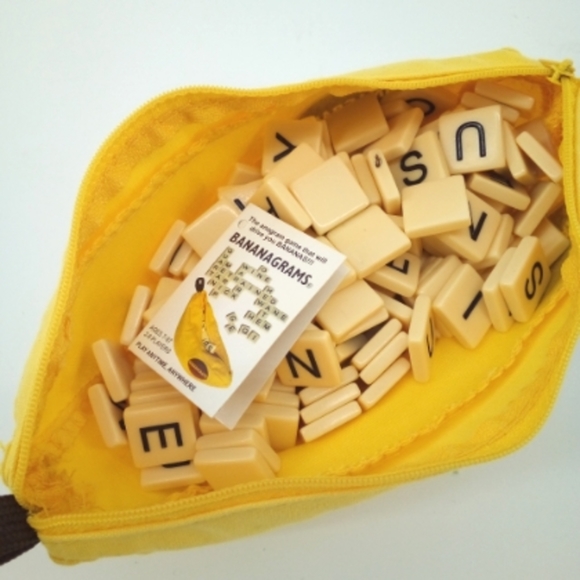 Bananagrams Word Spelling Game Tiles Banana Sack Retro Complete Game Night - Picture 1 of 5